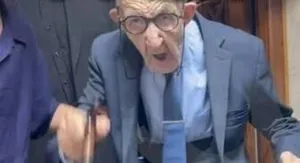(ویدئو) عصبانیت شدید آزیتا حاجیان و اردشیر کاظمی در مراسم ختم اکبر عبدی: گوشی رو بنداز کنار