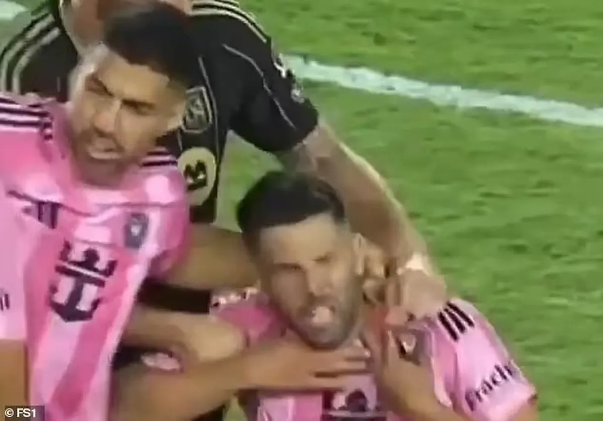 سوارز این بار هم&zwnj;تیمی&zwnj;اش را گاز گرفت!