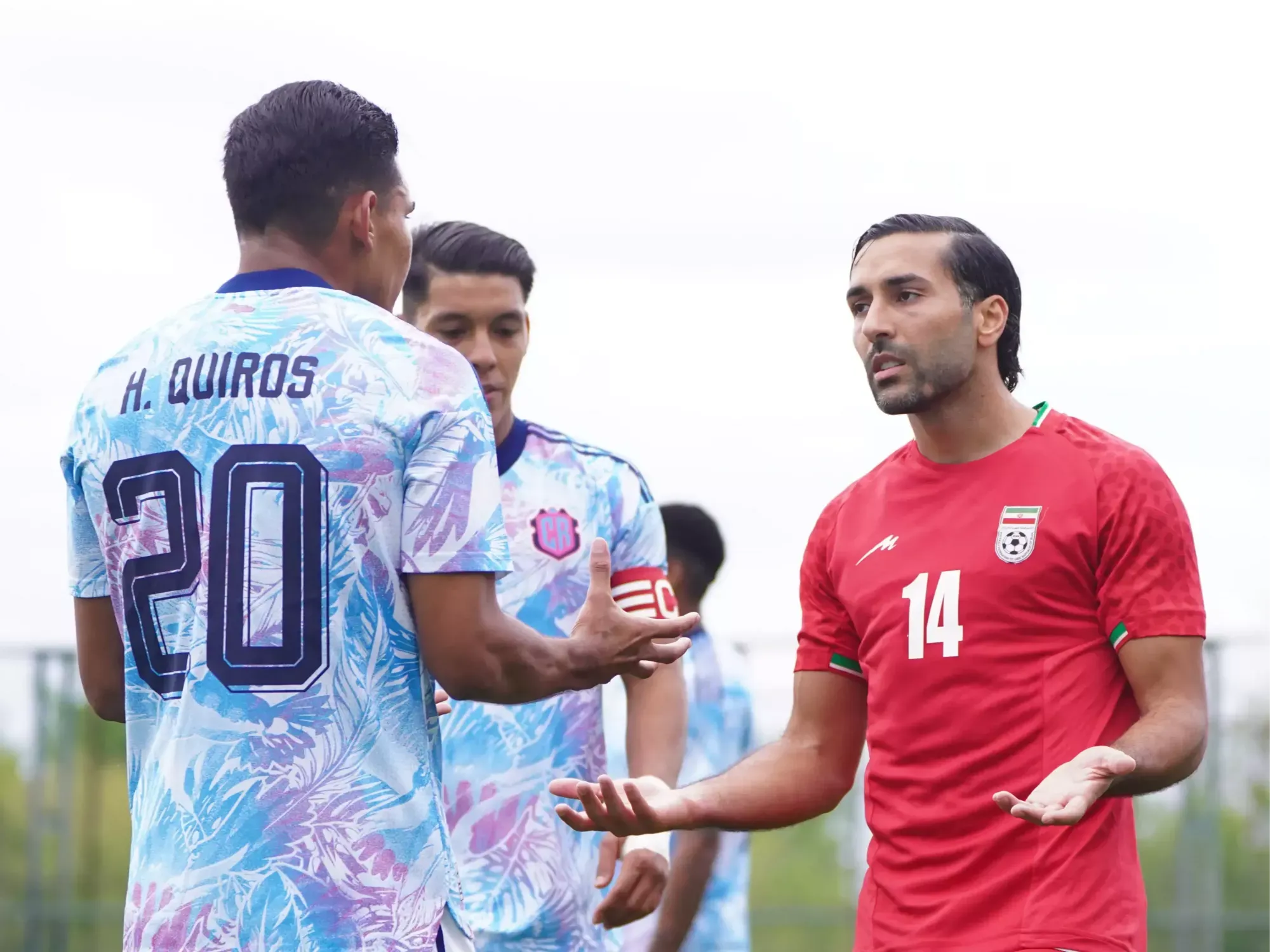 سامان قدوس، هافک تیم ملی ایران درحال حرف زدن با بازیکن تیم ملی کاستاریکا