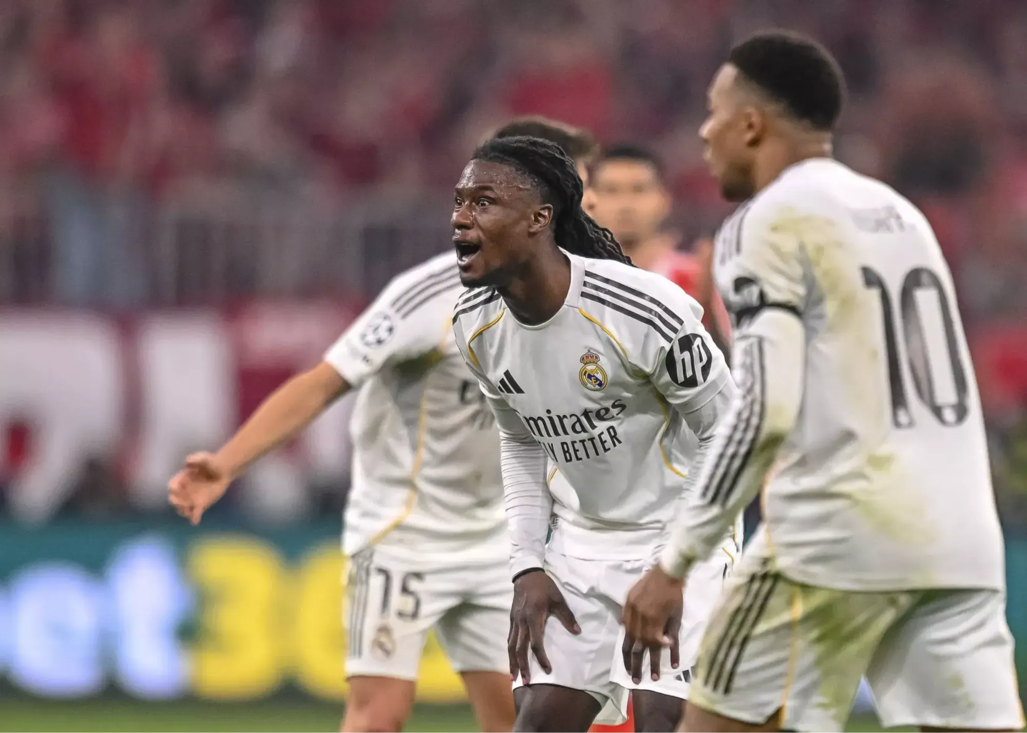 کاماوینگا بازیکن رئال مادرید در حال فریاد زدن از شدت خشم بعد از اخراج از بازی 