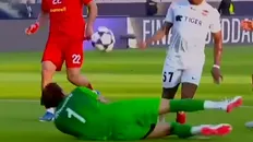 علیرضا بیرانوند در حال مهار توپ و سوپر سیو تماشایی در بازی تراکتور مقابل شباب الاهلی در لیگ قهرمانان آسیا