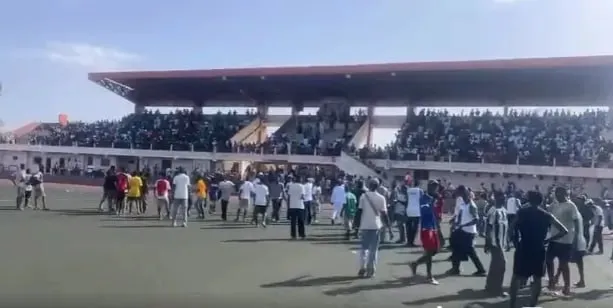 پنالتی جنجالی، چاقو را از غلاف بیرون کشید! خون‌ریزی هولناک وسط زمین فوتبال در سنگال