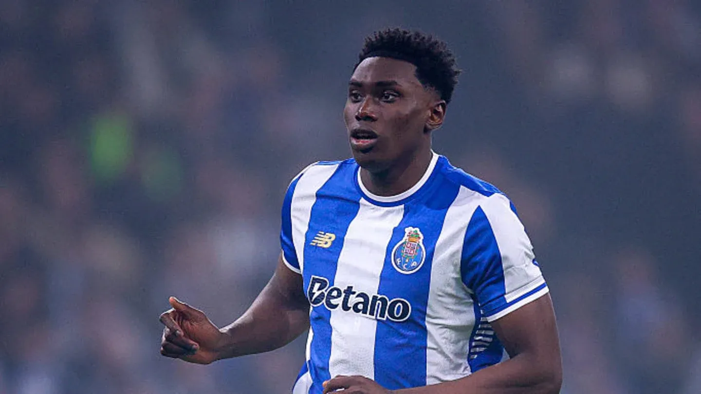 پرتره سامو آگه‌هوا (سامو اومورودیون) مهاجم پورتو با پیراهن اول این تیم در مسابقات لیگ پرتغال ۲۰۲۶