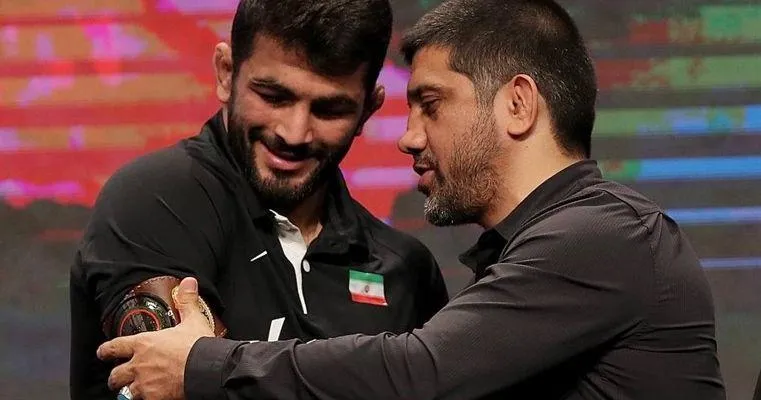 علیرضا دبیر رئیس فدراسیون کشتی ایران در کنار حسن یزدانی؛ واکنش دبیر به مدال برنز یزدانی و رحمان عموزاد در جهانی ۲۰۲۶