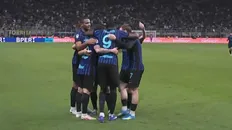 خوشحالی هاکان چالهان&zwnj;اوغلو و بازیکنان اینتر پس از گل دوم به رم در دربی سن&zwnj;سیرو، هفته ۳۱ سری آ فصل ۲۶-۲۰۲۵
