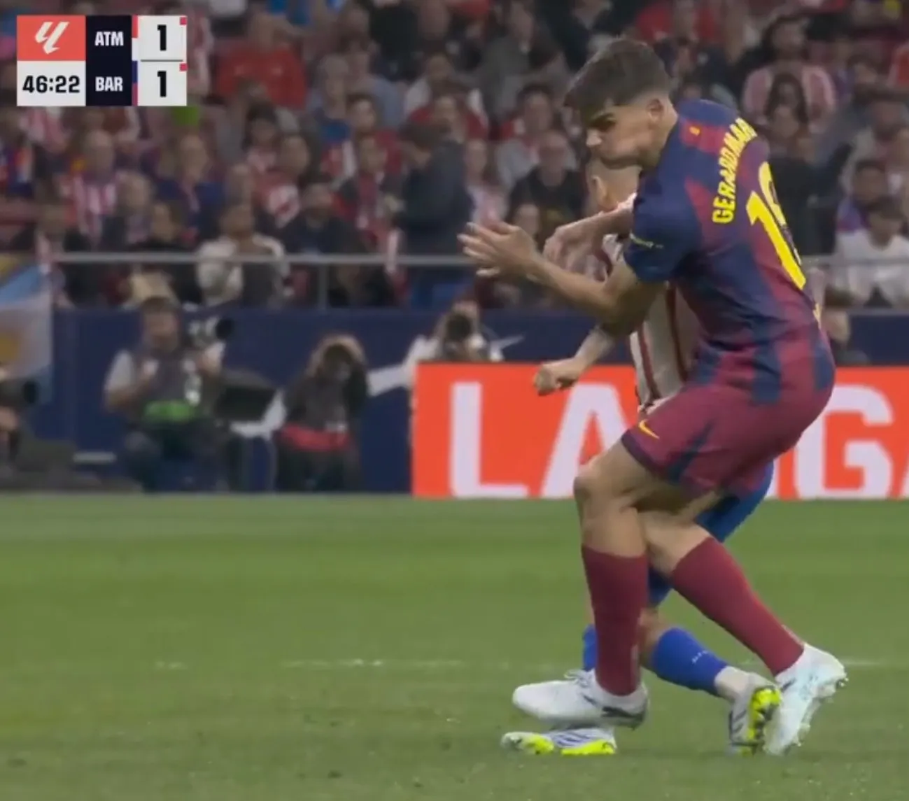 جرارد مارتین در ابتدای نیمه دوم دیدار مقابل اتلتیکو مادرید با خطای شدید کارت قرمز دریافت کرد