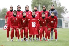 تصویر خبر بانوان ایران سنگاپور را گل باران کردند!