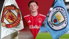 الیوت اندرسون، درکنار پرچم منچستریونایتد و منچسترسیتی