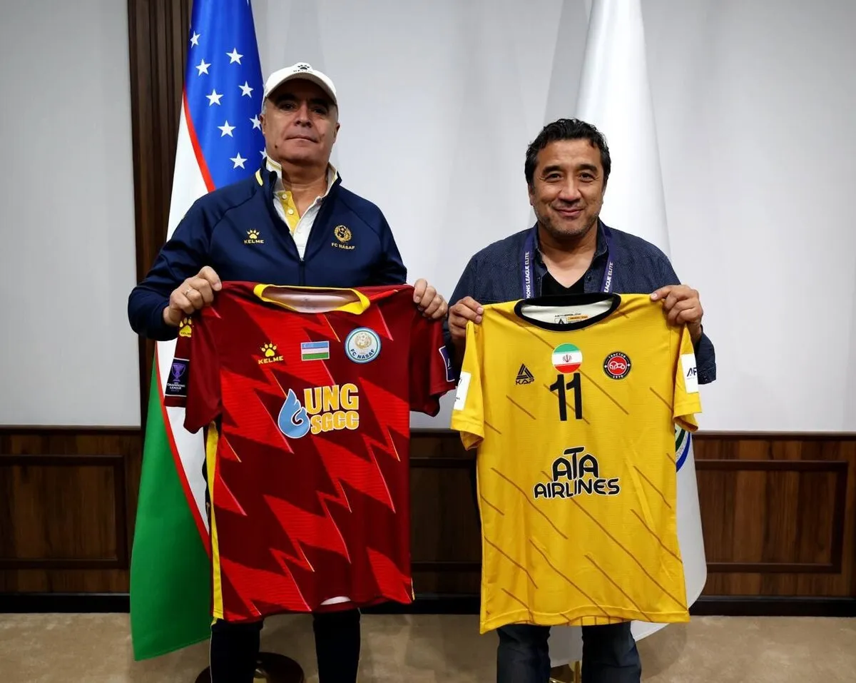 تراکتور با لباس زرد رنگ مقابل نسف قارسی قرار میگیرد!