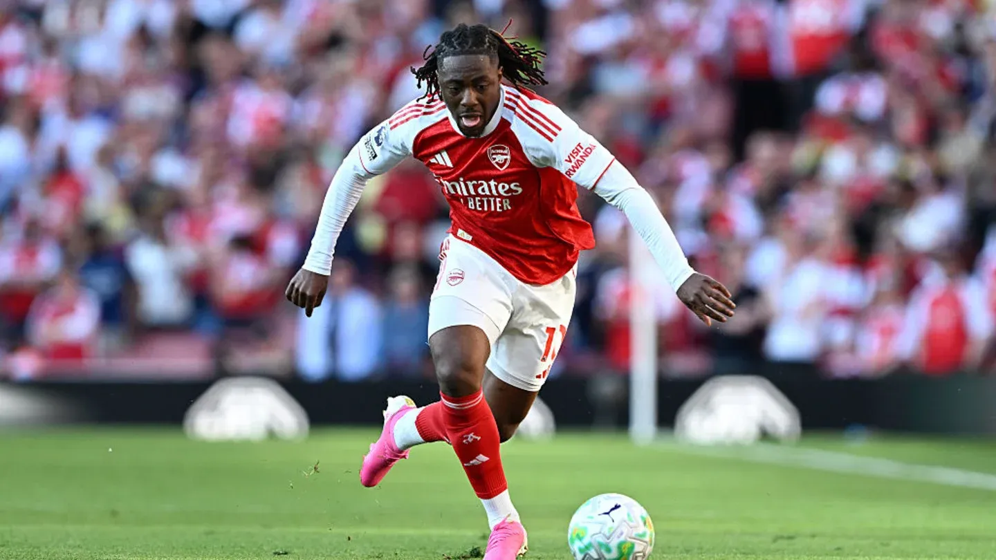 صحنه دریبل‌زنی ابرچی ازه، ستاره آرسنال، در جریان بازی مقابل نیوکاسل یونایتد؛ لحظاتی پیش از به ثمر رساندن گل پیروزی‌بخش در ورزشگاه امارات (آوریل ۲۰۲۶).