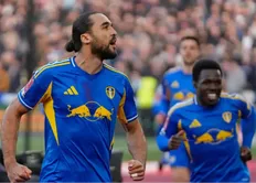 دومینیک کالورت-لوین با لباس لیدز یونایتد در حال خوشحالی پس از گل در لیگ برتر انگلیس
