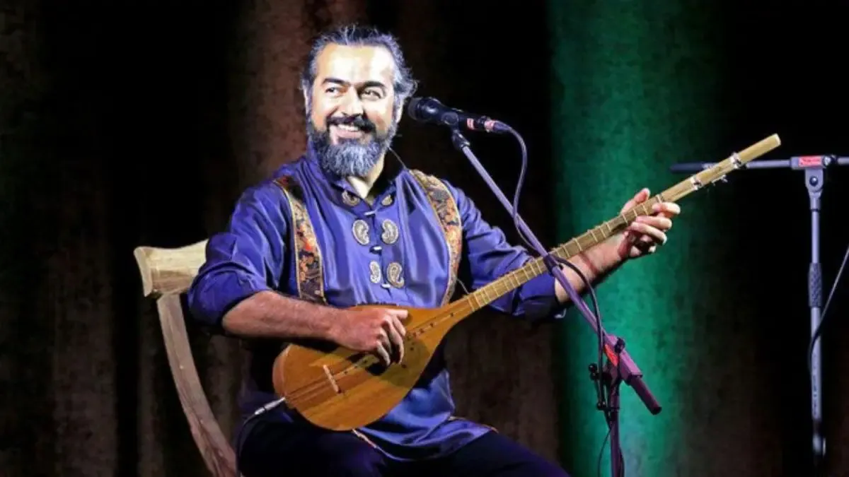 پرواز همای در حال ستار زدن