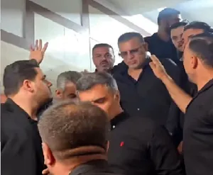 (ویدئو) ازدحام شدید هنگام ورود علی دایی به مراسم ختم اکبر عبدی!