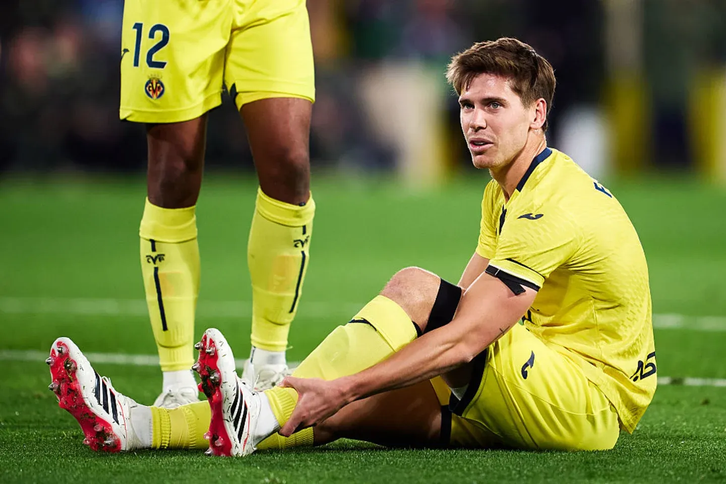 مصدومیت شدید خوان فویث، مدافع ویارئال، و نشستن او روی زمین چمن در جریان بازی مقابل رئال مادرید در لالیگا ۲۰۲۶.