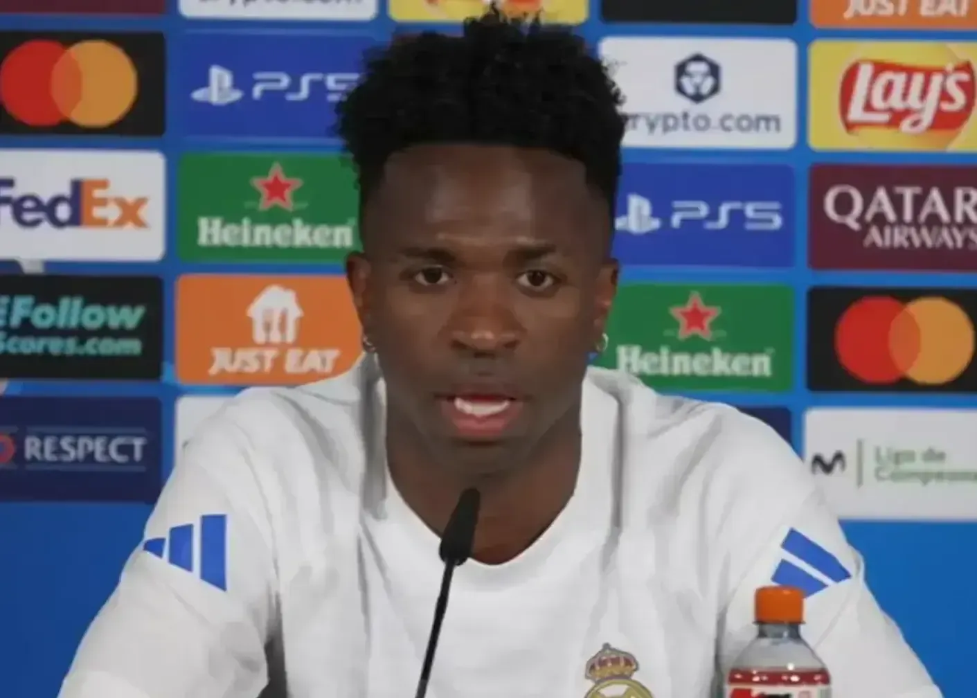 وینیسیوس جونیور، ستاره برزیلی رئال مادرید در کنفرانس مطبوعاتی پیش از بازی رفت مرحله یک&zwnj;چهارم نهایی لیگ قهرمانان اروپا ۲۰۲۶ مقابل بایرن مونیخ