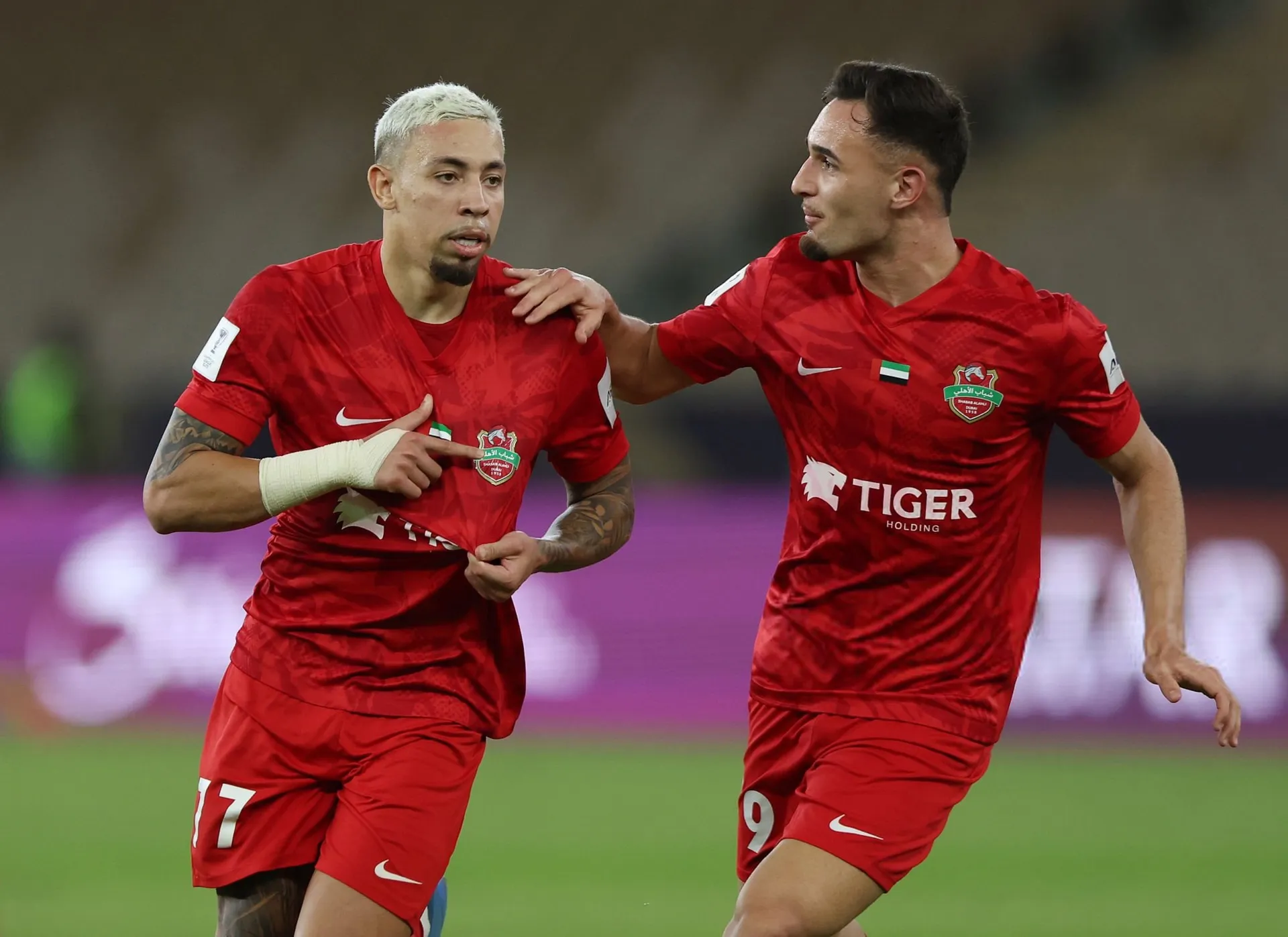 یک صحنه بحث&zwnj;برانگیز در نیمه&zwnj;نهایی لیگ نخبگان