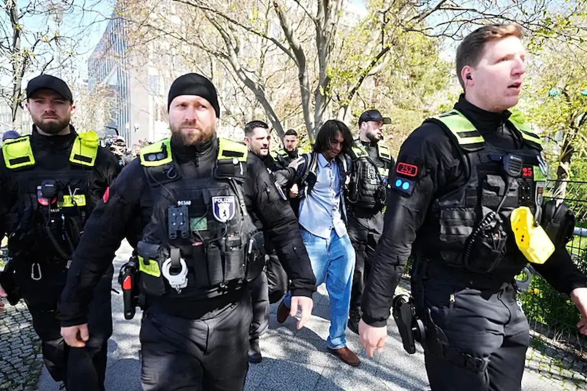 حمله به رضا پهلوی با سس