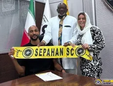 تصویر خبر عصبانیت همسر انزونزی از شوخی مجری؛ تو به مردم خودت توهین میکنی!