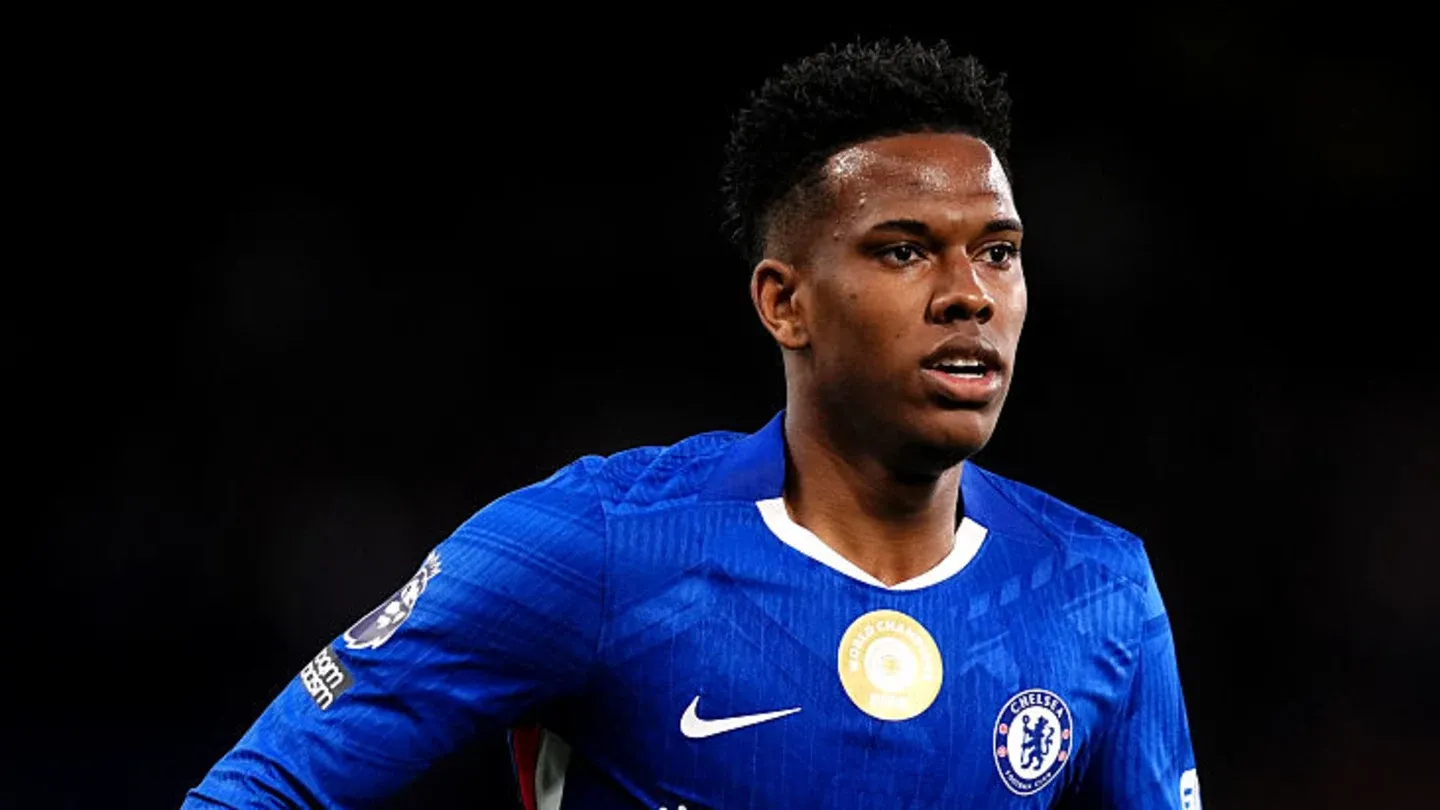 پرتره استوا ویلیان، ستاره برزیلی چلسی، با کیت خانگی فصل ۲۰۲۶-۲۰۲۵ و نشان قهرمانی طلایی جام جهانی باشگاه‌ها.