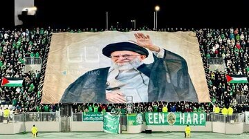 بالا بردن عکس رهبر معظم انقلاب توسط هواداران یک باشگاه خارجی + عکس