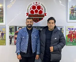 خواستگاری بازیکن اسبق پرسپولیس از نامزدش در زمین فوتبال