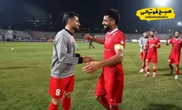 آغوش صمیمانه پورعلی&zwnj;گنجی و کنعانی؛ اتحاد مدافعان پرسپولیس روی زمین و نیمکت