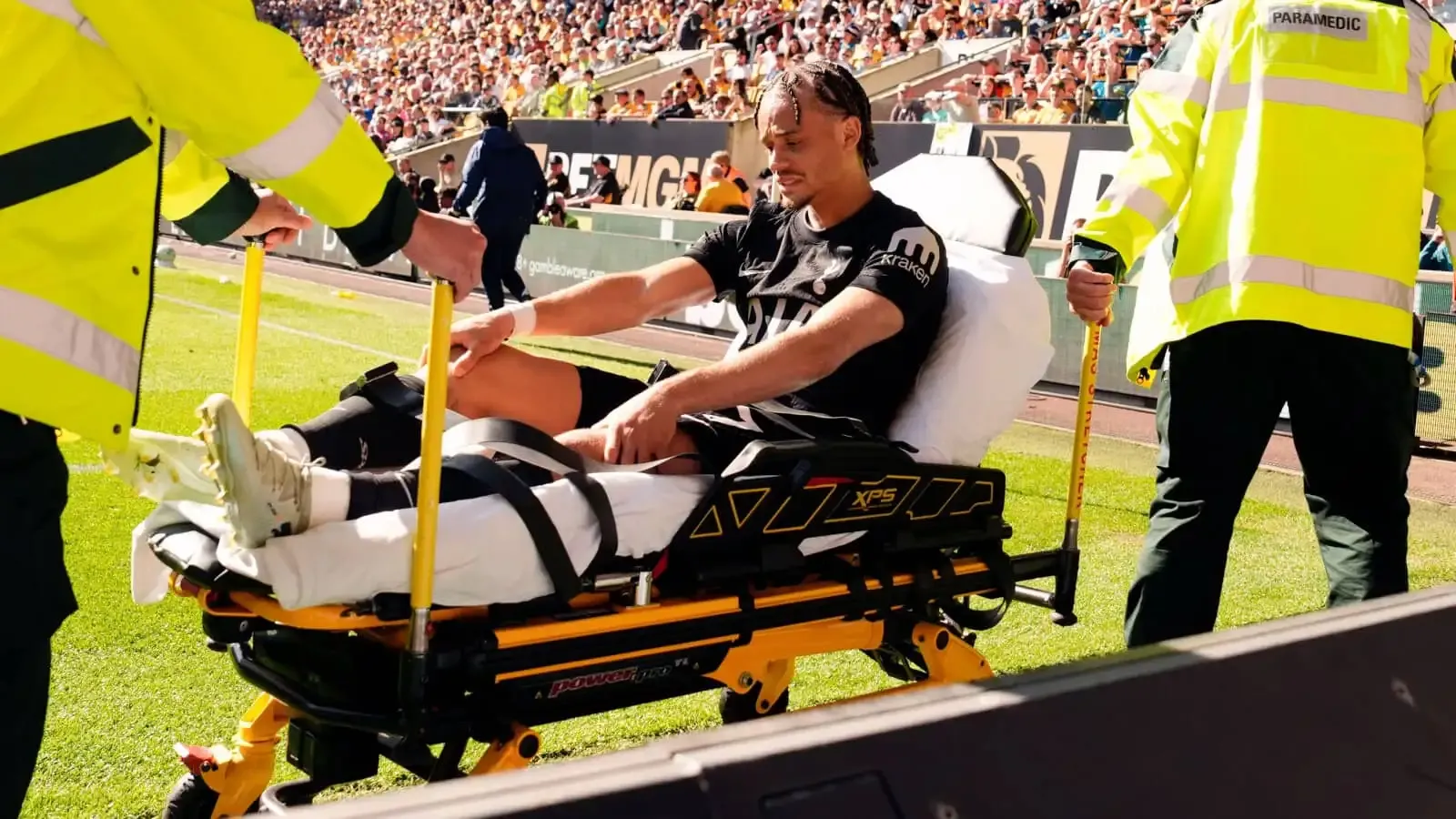 ژاوی سیمونز، بازیکن تاتنهام هاتسپر، پس از پارگی رباط صلیبی قدامی (ACL) در جریان بازی لیگ برتر در مولینکس، با برانکارد از زمین خارج شد.