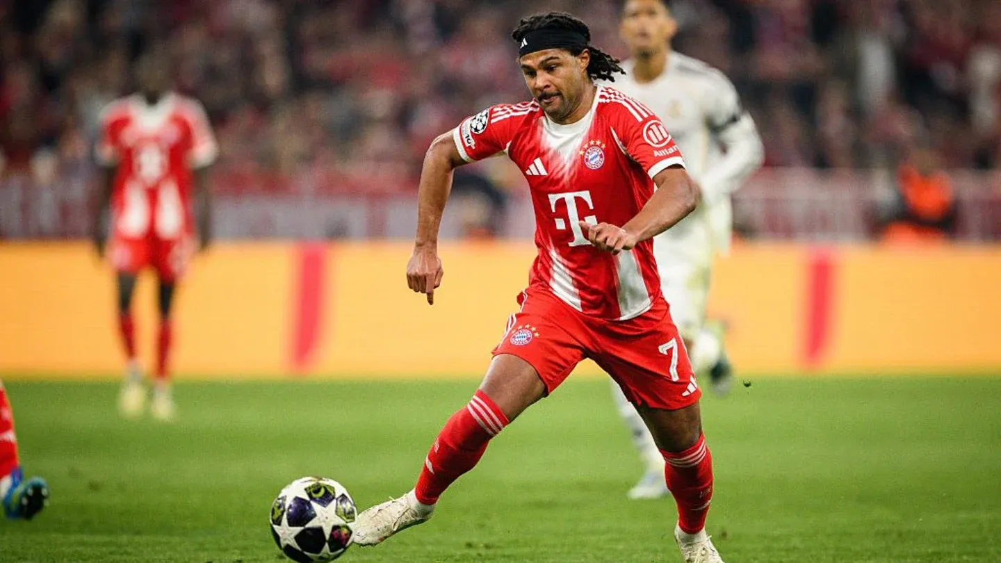 سرژ گنابری بال تیم بایرن مونیخ در حال دریبل‌زنی در جریان مسابقه لیگ قهرمانان اروپا مقابل رئال مادرید در سال ۲۰۲۶.