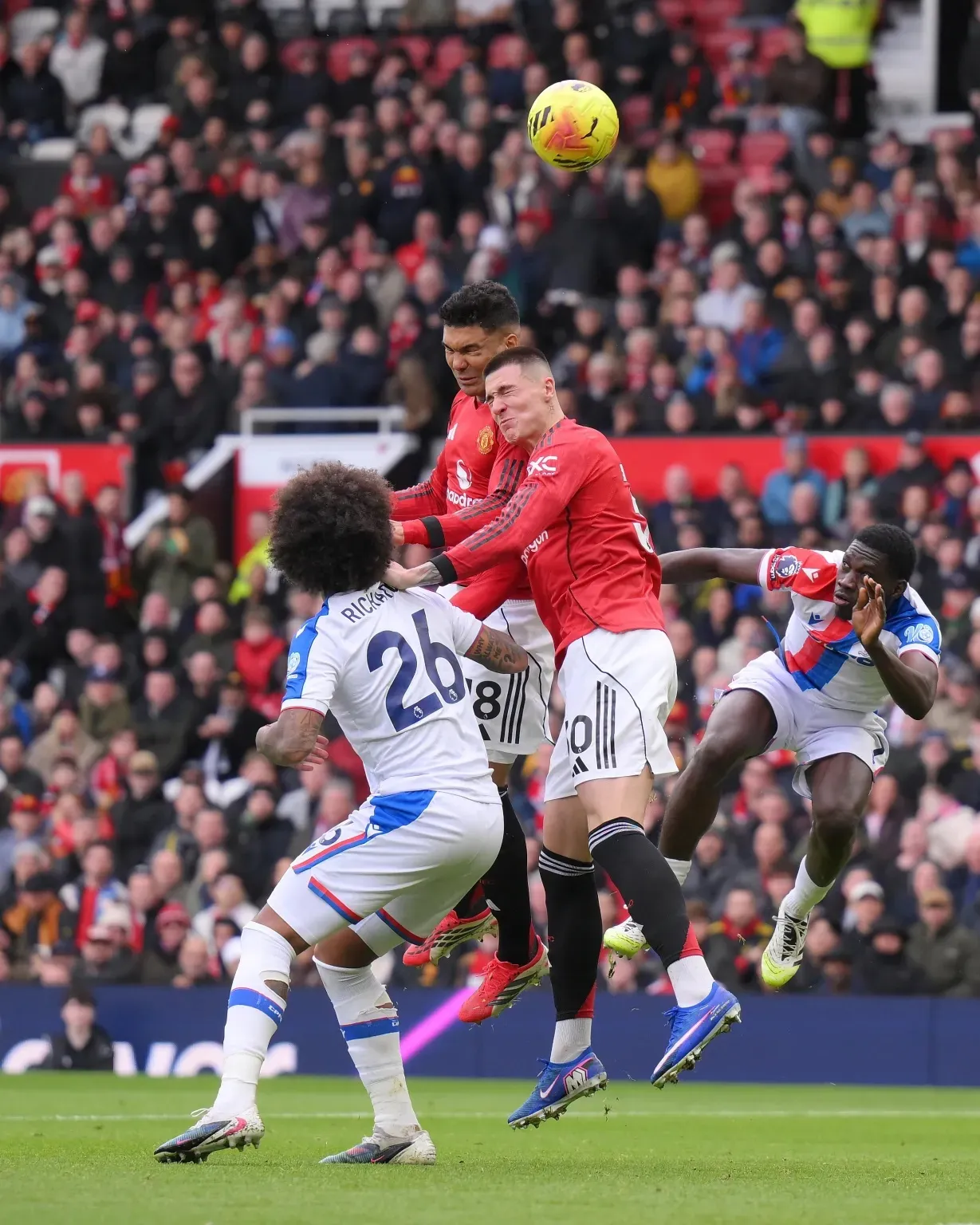 کاسمیرو در جریان پیروزی ۲-۱ منچستریونایتد مقابل کریستال پالاس