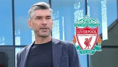 ریچارد هیوز مدیر ورزشی لیورپول در کنار لوگو لیورپول