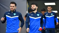 اوستون اورونوف و جلال&zwnj;الدین ماشاریپوف، ستاره&zwnj;های ازبکستانی تیم&zwnj;های پرسپولیس و استقلال، با لبخند و در لباس تمرینی آبی&zwnj;رنگ تیم ملی فوتبال ازبکستان