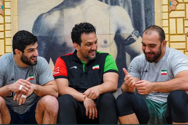 پیش بینی بازی آرسنال و پی اس جی توسط قهرمانان کشتی ایران