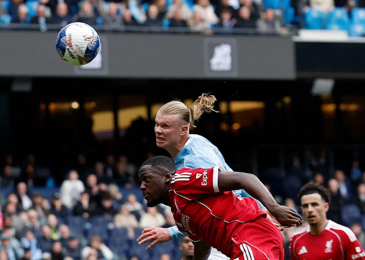 هالند و کوناته درحال زدن ضربه سر در بازی منچسترسیتی و لیورپول هالند و کوناته درحال زدن ضربه سر در بازی منچسترسیتی و لیورپول