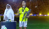 جشن قهرمانی النصر در لیگ عربستان;جام در دستان رونالدو