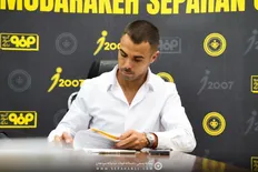 ریکاردو آلوز کوئلیو سیلوا در حال امضای قرارداد با سپاهان