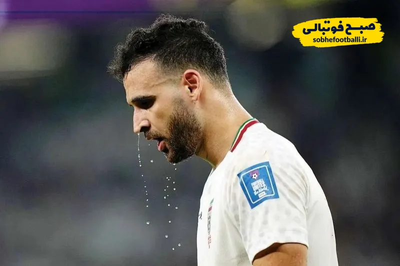 نمای نیم&zwnj;رخ از احمد نوراللهی با پیراهن سفید تیم ملی فوتبال ایران در مسابقه&zwnj;ای رسمی