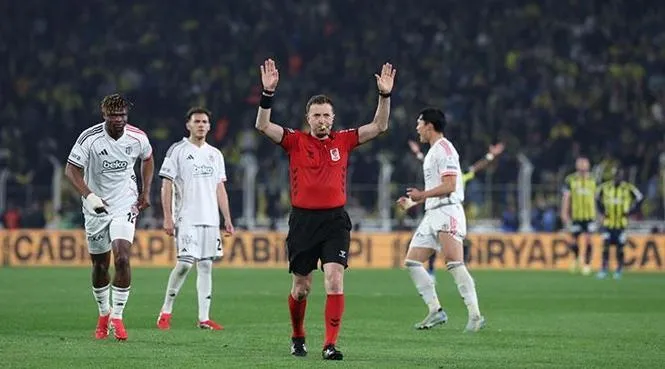 آتیلا کارااوغلان در حال اعلام پایان دربی فنرباغچه و بشیکتاش در ورزشگاه شکری سراج‌اوغلو، ۵ آوریل ۲۰۲۶