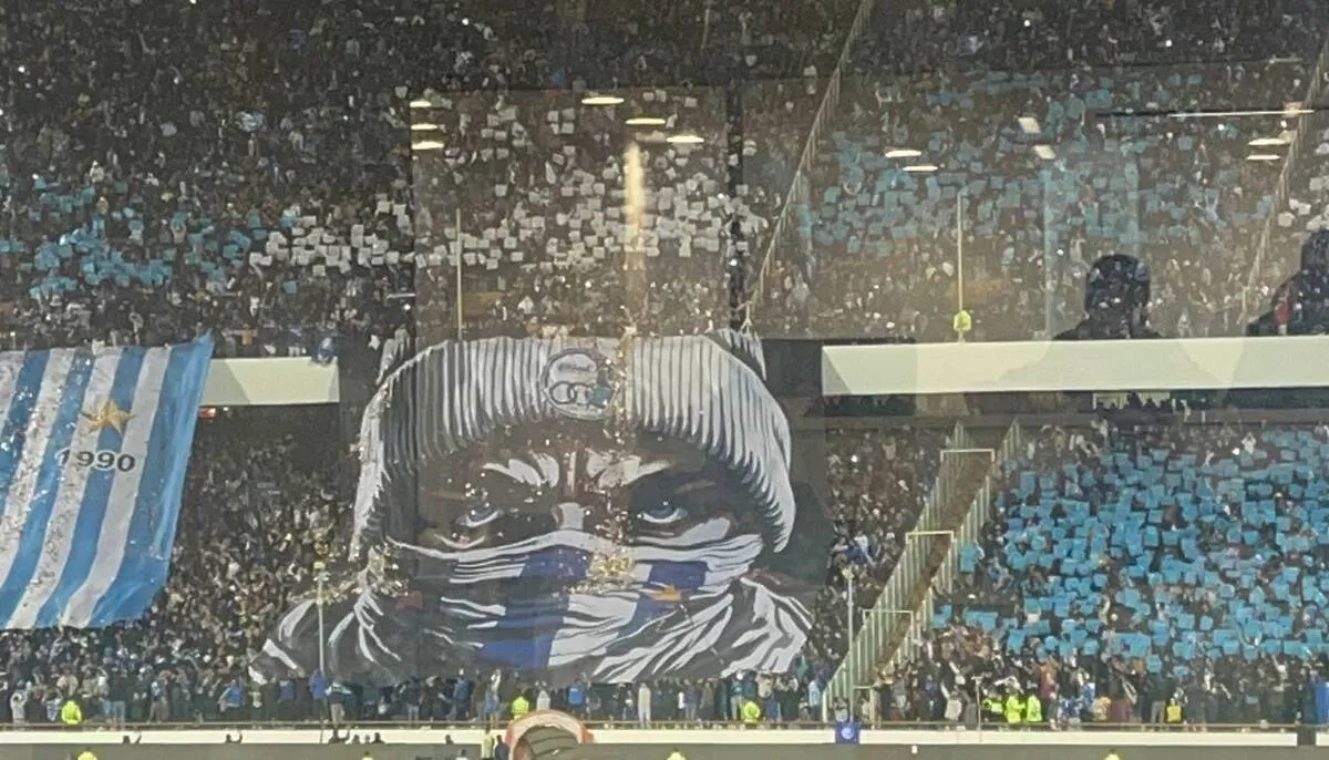 تجمع تعداد کمی از هواداران استقلال که سوژه رسانه ها شد