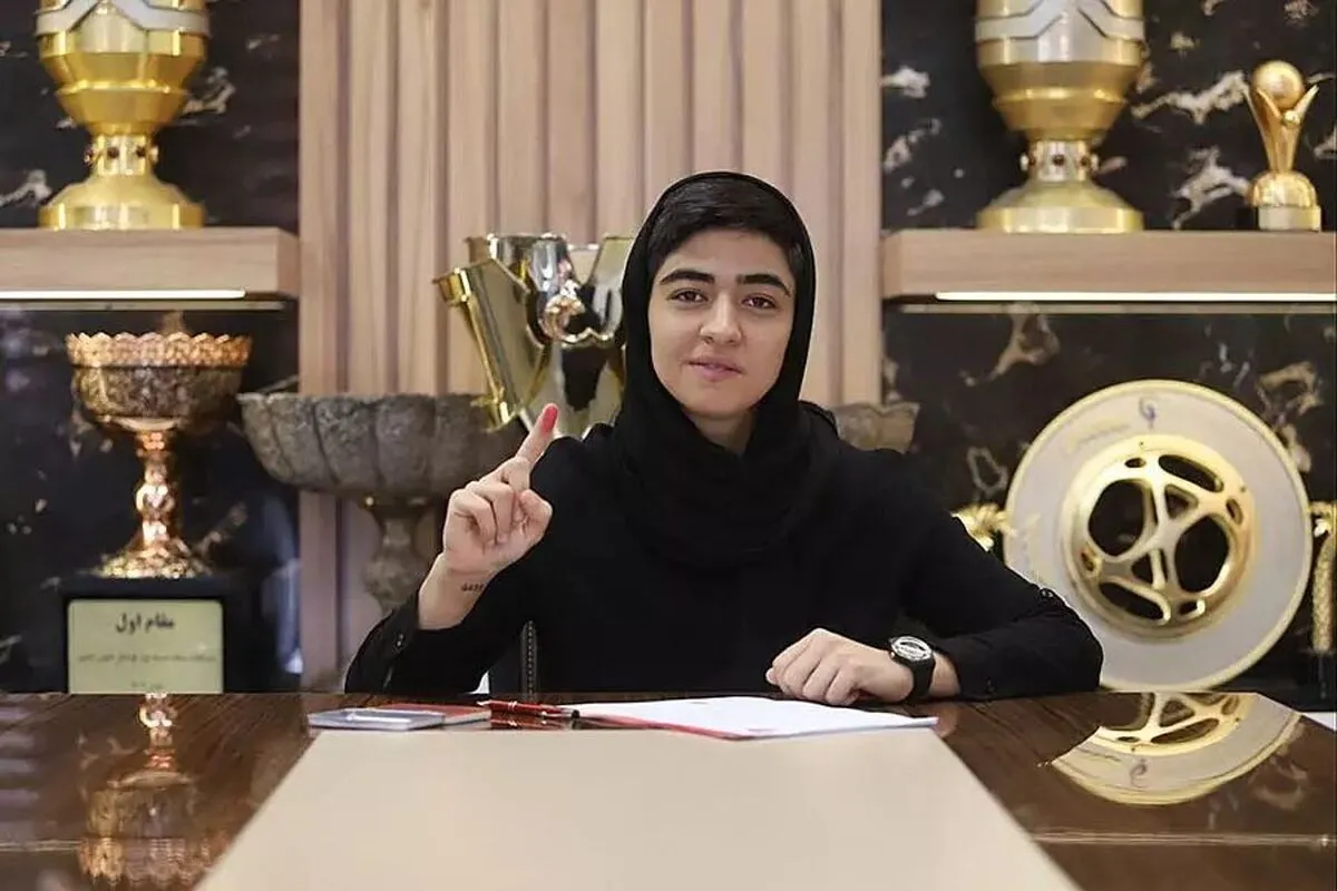 کاپیتان با پرسپولیس تمدید کرد