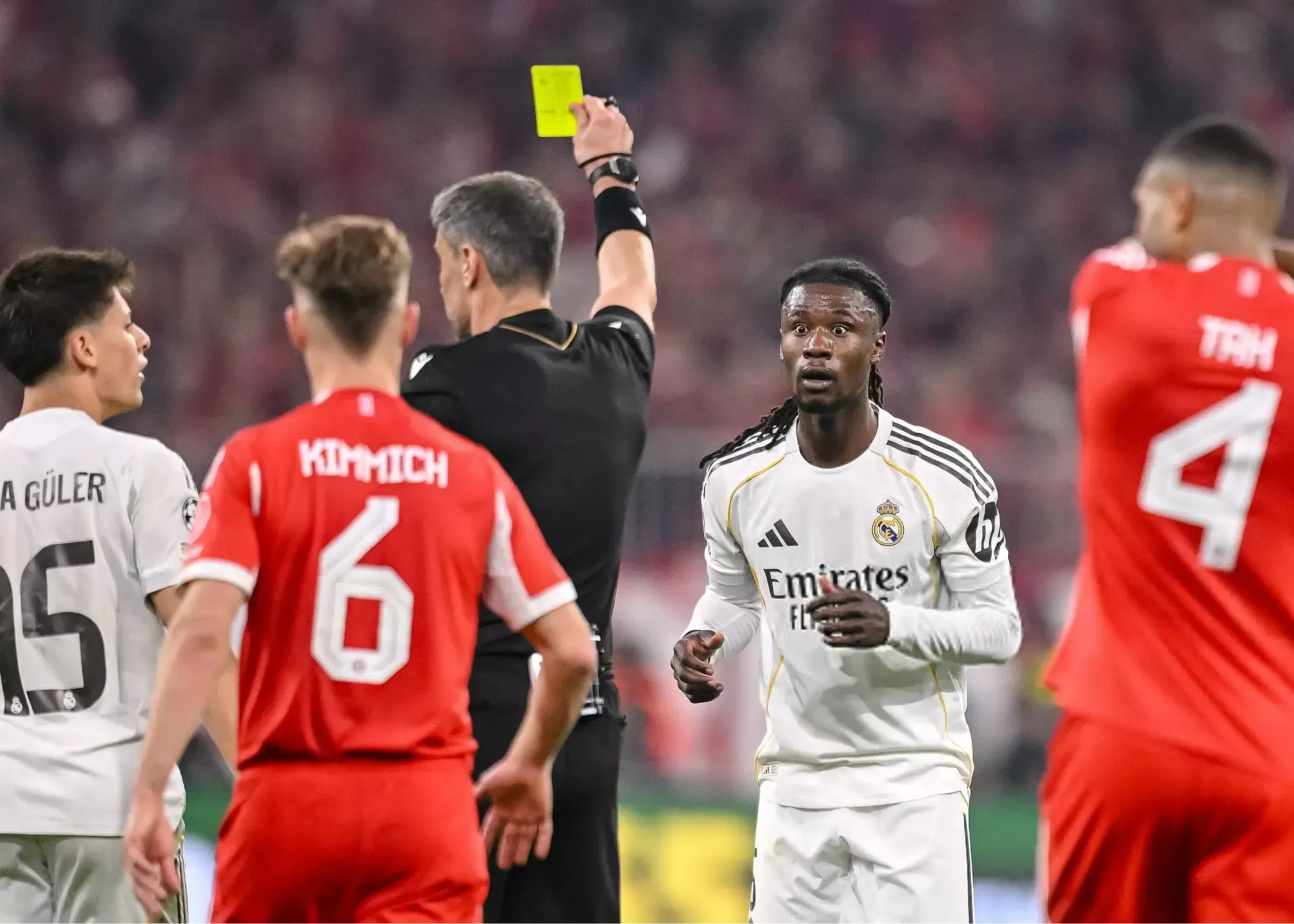 سوی وینچیچ داور بازی بایرن و رئال درحال نشان دادن کارت زد به کاماوینگا در دقیقه ۸۵