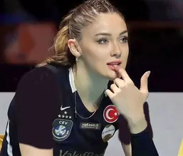 خوشگذرانی زهرا گونش ستاره قدبلند تیم ملی والیبال زنان ترکیه در یک کافه&zwnj;ی دنج در ناف استانبول با رفقای جان +عکس