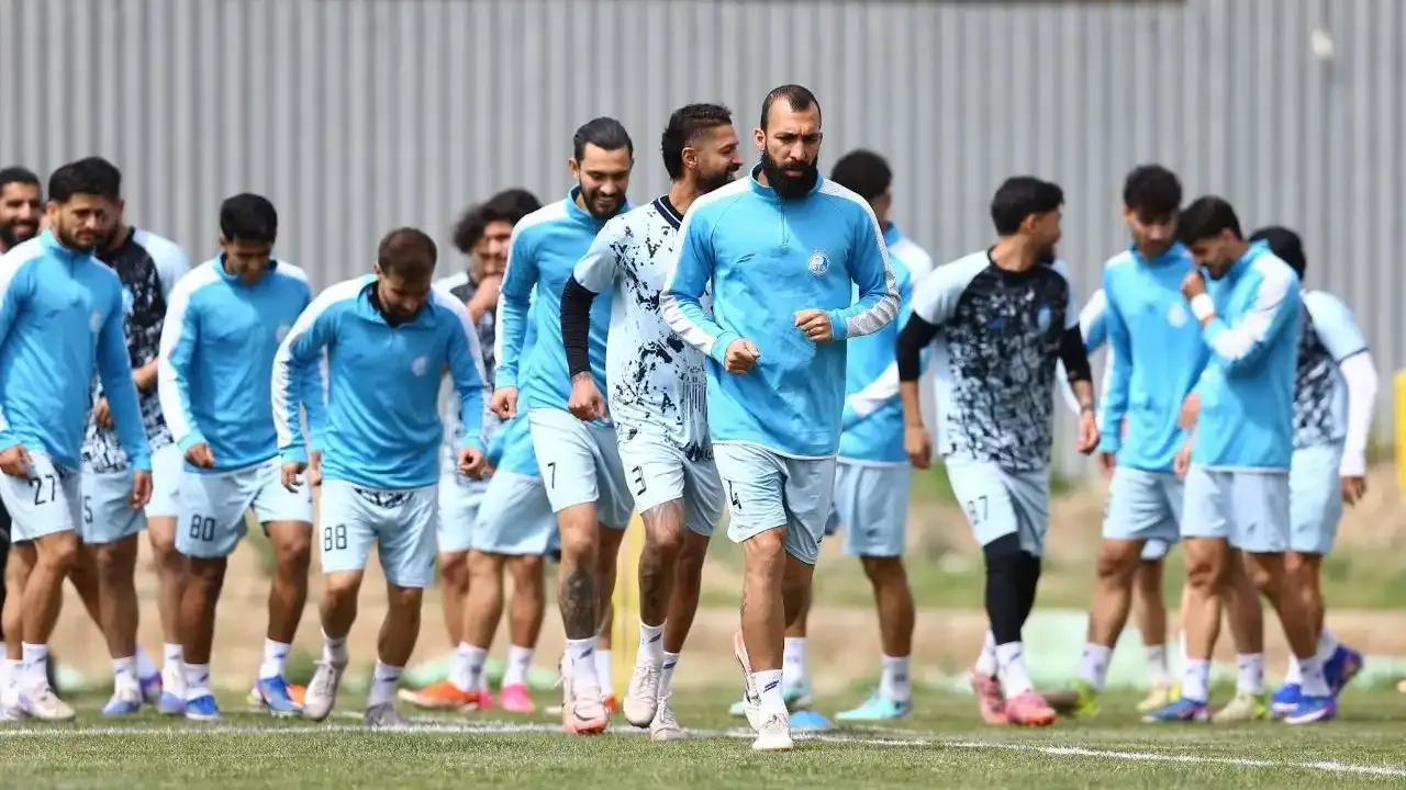 بازیکنان استقلال در حال تمرین