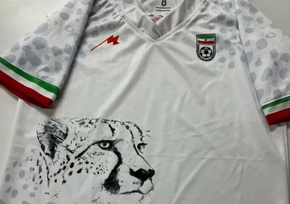 هدیه دادن پیراهن تیم ملی ایران به هواداران در جام جهانی 2026