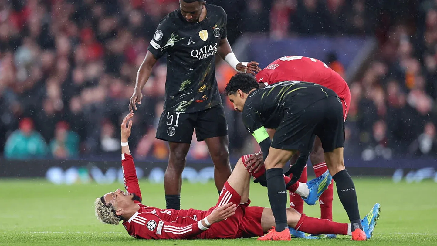 مصدومیت شدید هوگو اکیتیکه مهاجم لیورپول و ابراز همدردی بازیکنان پاری سن ژرمن در جریان مسابقه لیگ قهرمانان اروپا ۲۰۲۶.