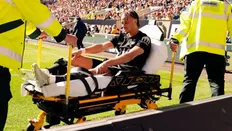 ژاوی سیمونز، بازیکن تاتنهام هاتسپر، پس از پارگی رباط صلیبی قدامی (ACL) در جریان بازی لیگ برتر در مولینکس، با برانکارد از زمین خارج شد.