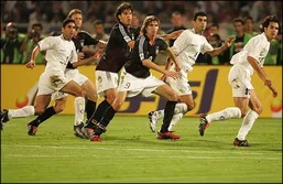 نوستالژی؛ خلاصه بازی تاریخی ایران و آلمان در ورزشگاه آزادی با گزارش عادل فردوسی&zwnj;پور (سال ۱۳۸۳)