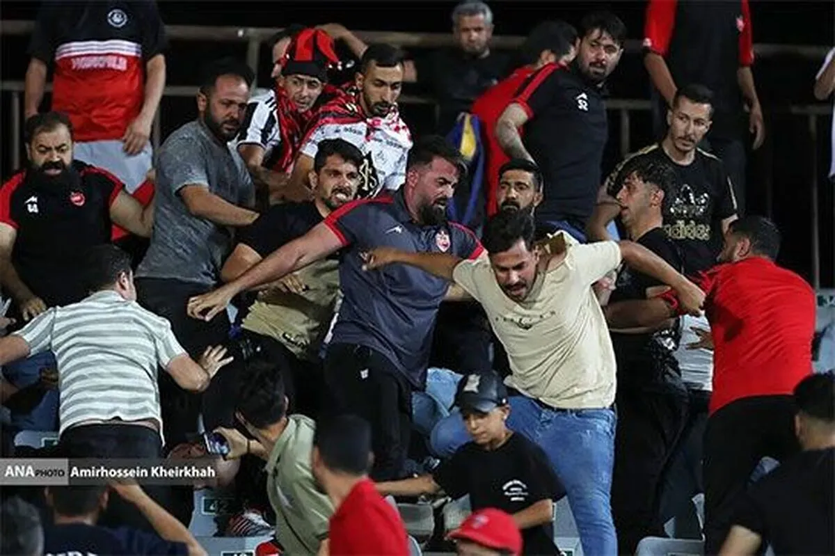 درگیری شدید هواداران پرسپولیس مقابل درب باشگاه