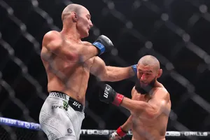 شان استریکلند، حمزه چیمایف را شکست داد و قهرمان میان وزن UFC شد + تصاویر
