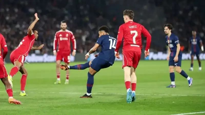 لحظه شوت&zwnj;زنی دزیره دوئه، ستاره پاری&zwnj;سن&zwnj;ژرمن، در تقابل با مدافعان لیورپول و حضور فلوریان ویرتز در جریان بازی رفت مرحله یک&zwnj;چهارم نهایی لیگ قهرمانان اروپا ۲۰۲۶.
