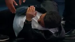 تکل خشن بازیکن با چشمان بسته؛ مجری &laquo;طرفدار&raquo; نقش بر زمین شد